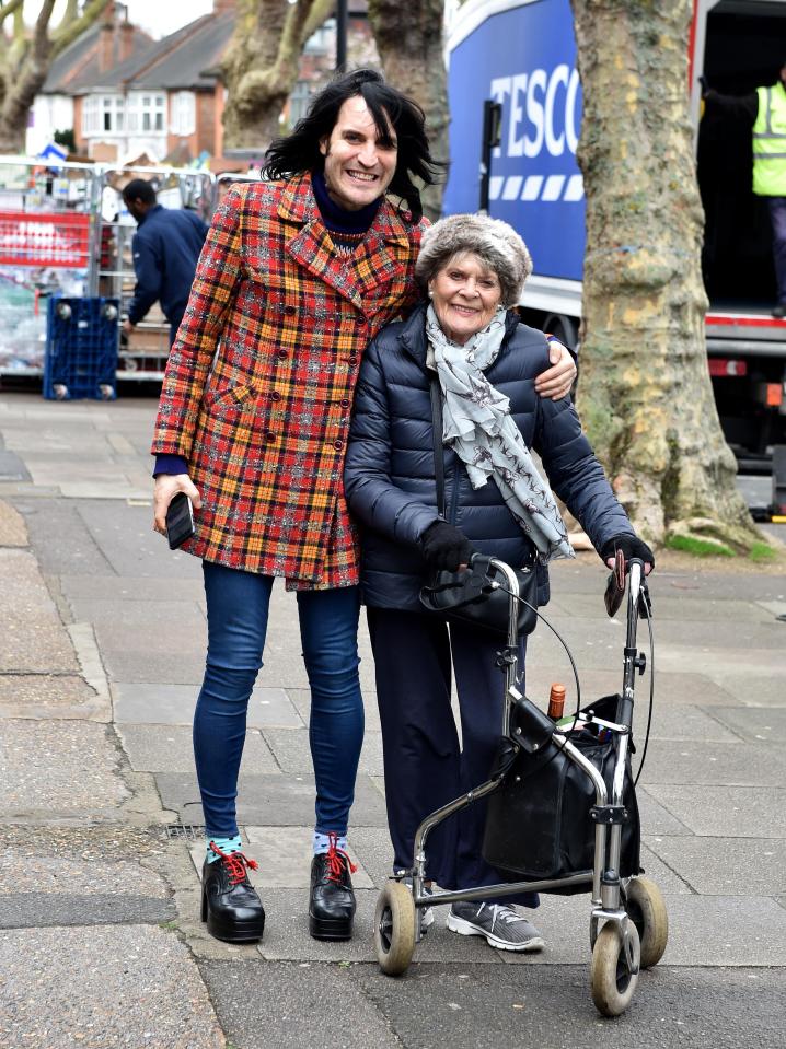 Noel Fielding and fan