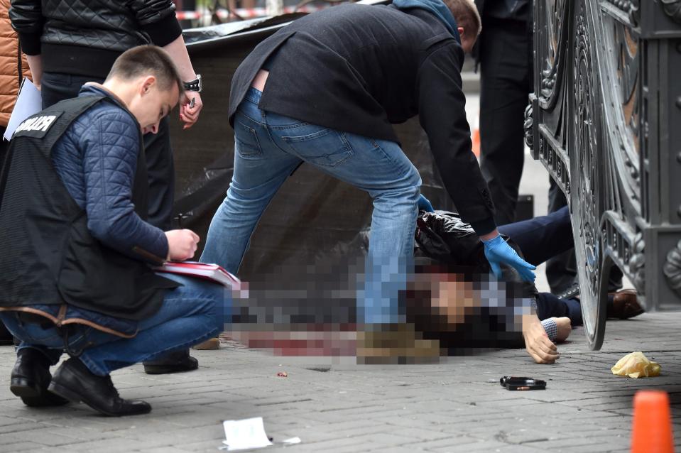  Investigators search the area around the body of Putin critic Denis Voronenkov