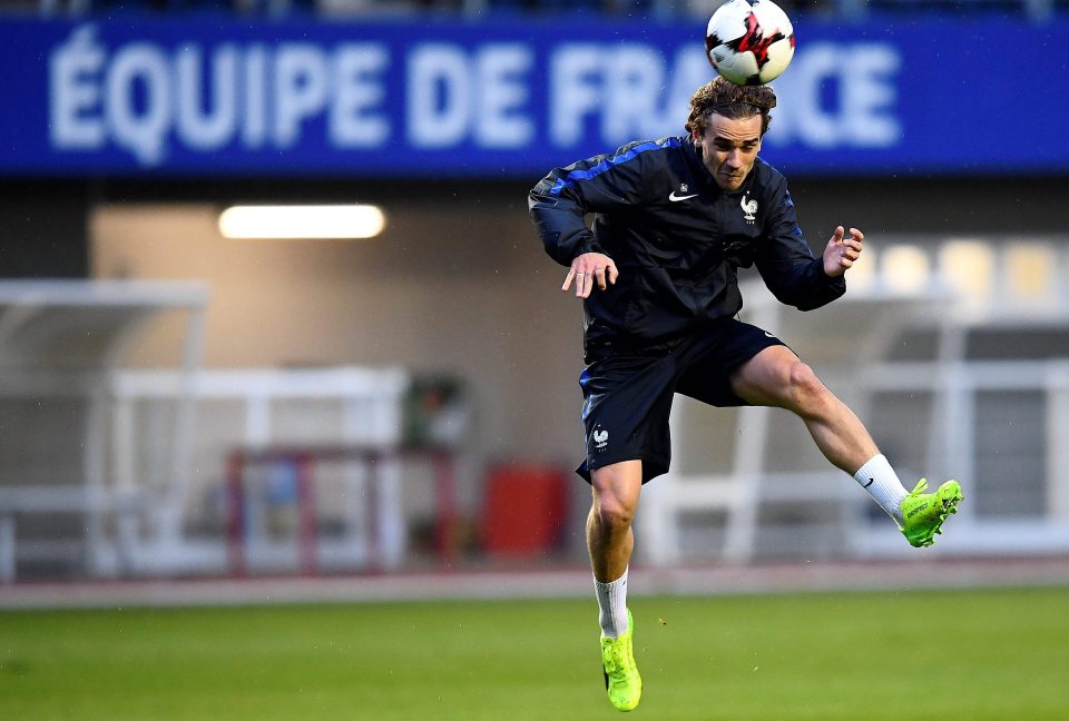  Antoine Griezmann is training with France but is reportedly close to switching to United