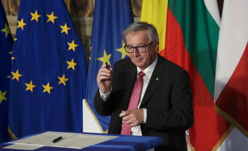  Jean-Claude Juncker says he expects the UK to pay its "divorce bill"