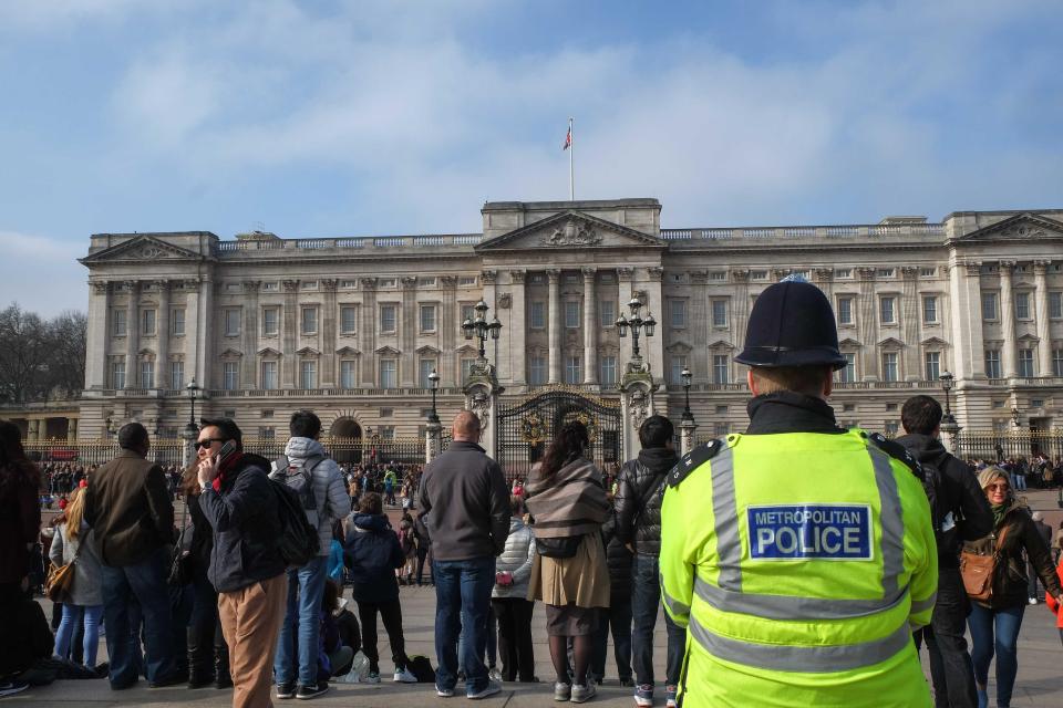  The Met police have yellow bollards and steel barriers installed outside Buckingham Palace in the aftermath of the Westminster terror attack