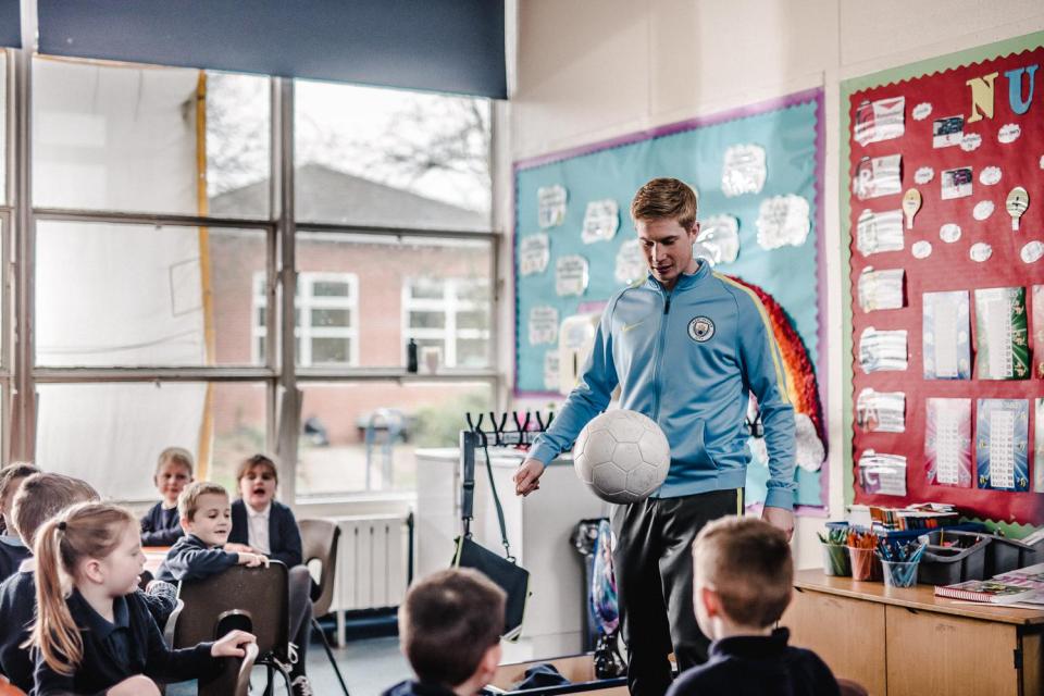 Kevin De Bruyne shows off his skills in the classroom