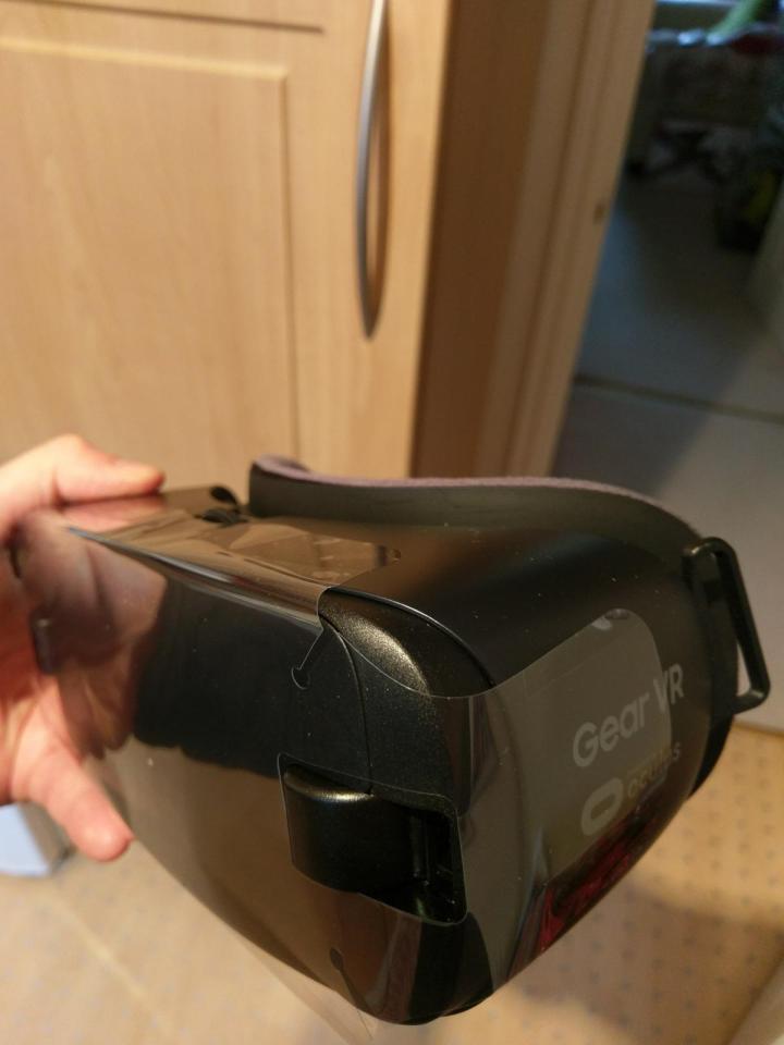  The gadget allows Samsung users to play virtual reality games on their phone