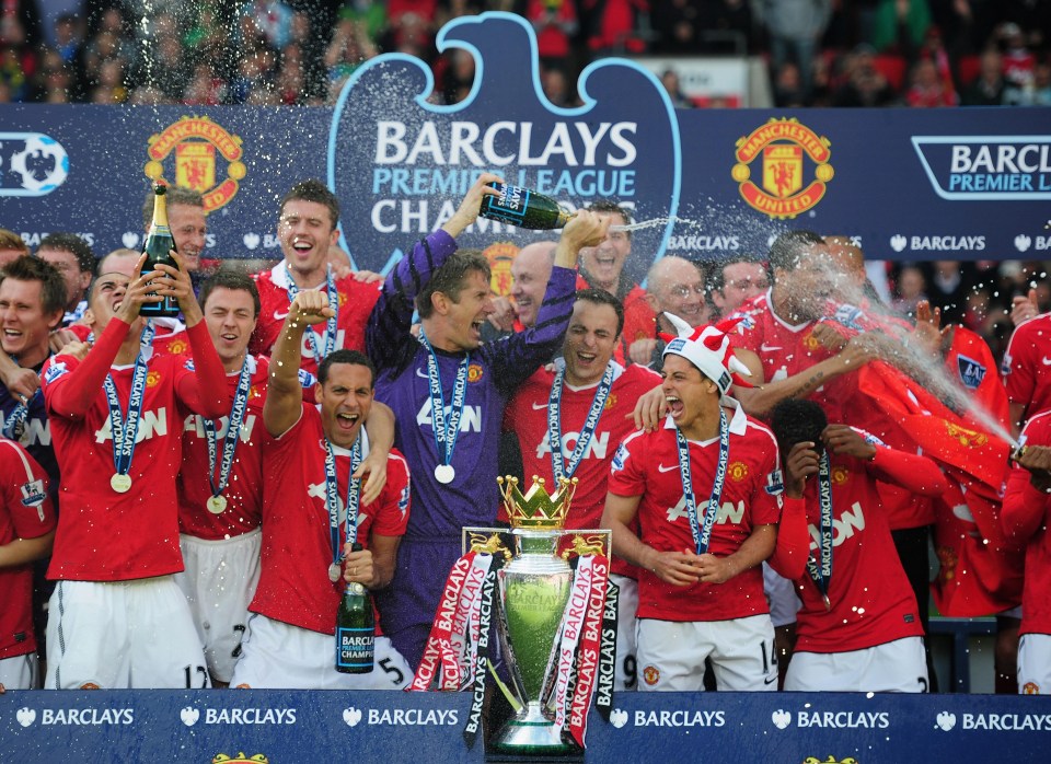 Manchester United reclaim the Premier League title from Chelsea in 2011