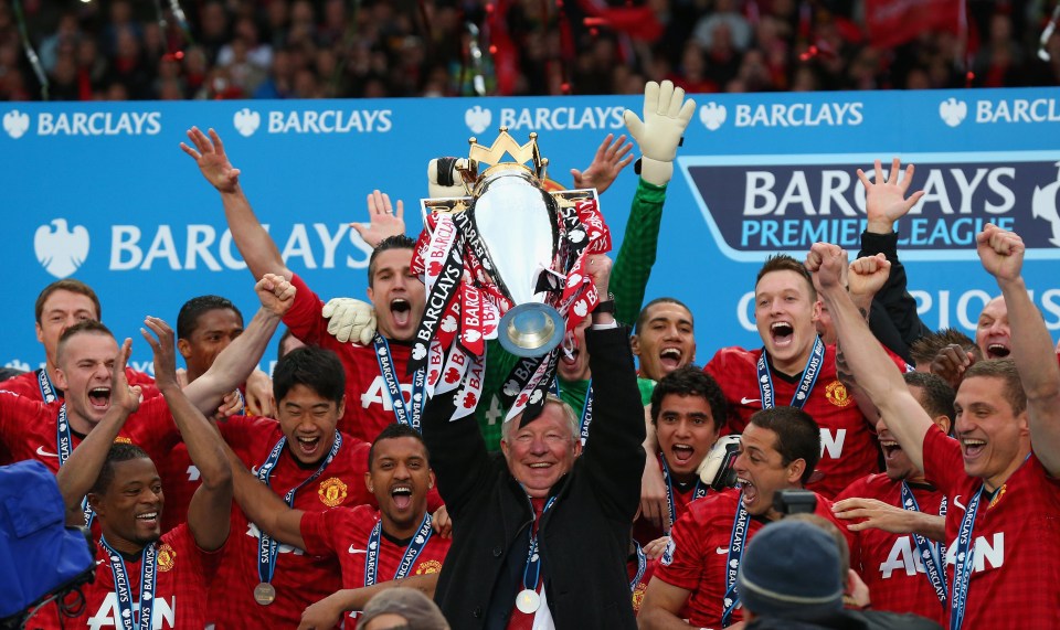 Sir Alex Ferguson leads Manchester United to title in his final campaign