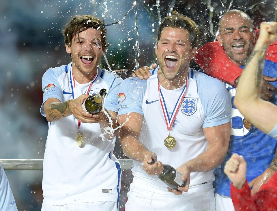  Mark and One Direction star Louis Tomlinson celebrate their win