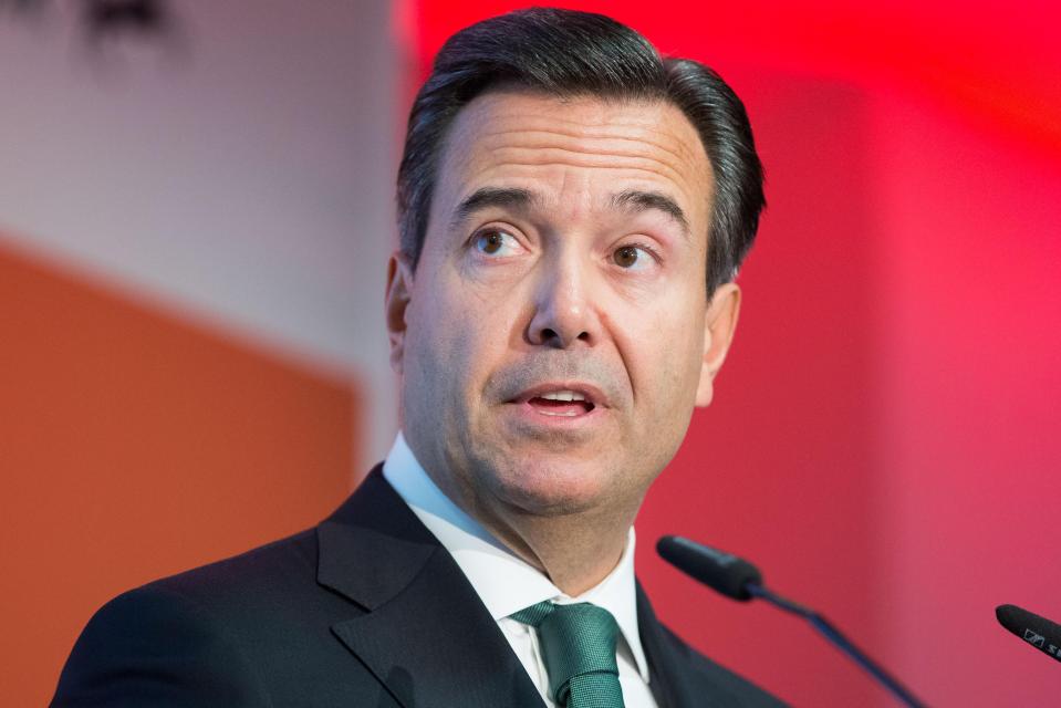  Lloyds CEO Antonio Horta-Osório expresses 'deep regret and apologies' for the scam