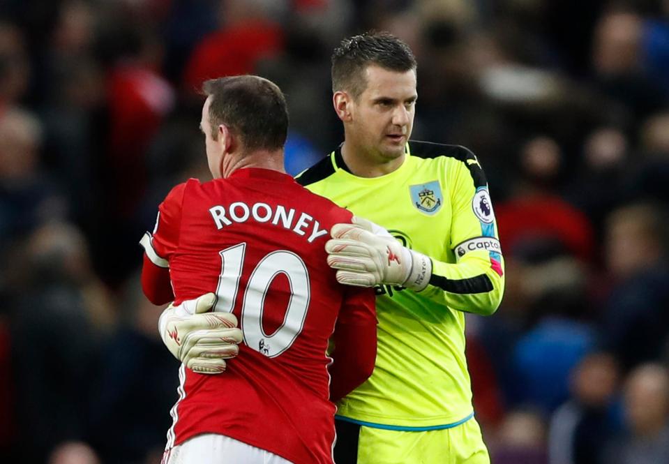  Tom Heaton hugged Wayne Rooney during their league match against Man Utd