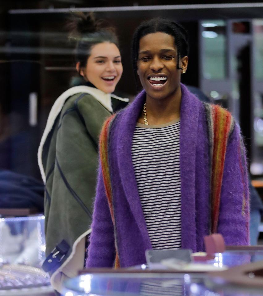  The couple looked happy while on a shopping trip