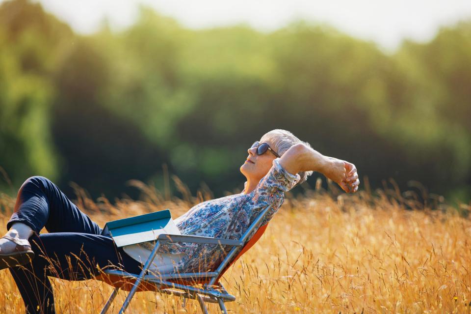  Symptoms can be alleviated by wearing sunglasses outdoors to prevent pollen from getting in your eyes