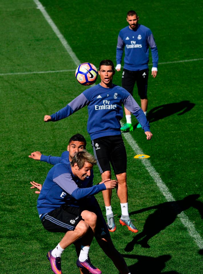  CR7 towered above his team-mates to win the ball