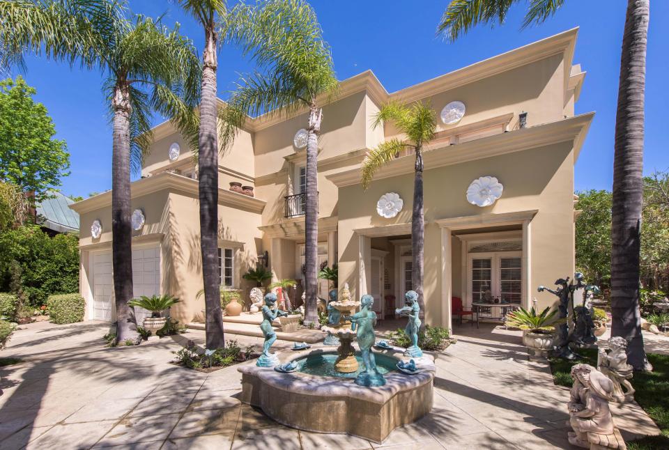  Palm trees and a charming fountain welcome guests towards the entrance of the property