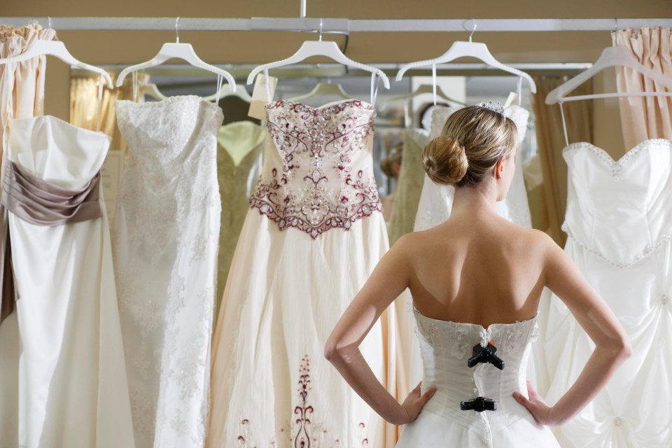 The average cost a UK bride spends on her wedding dress has been revealed as £832