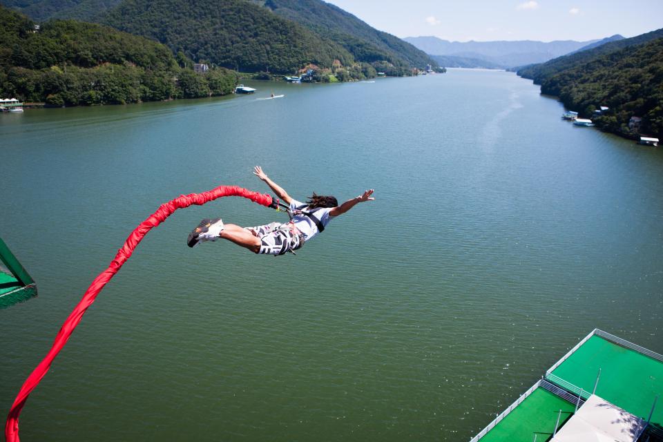 Adrenalin-junkie activities like water skiing and bungee jumping can affect a person’s perception of time