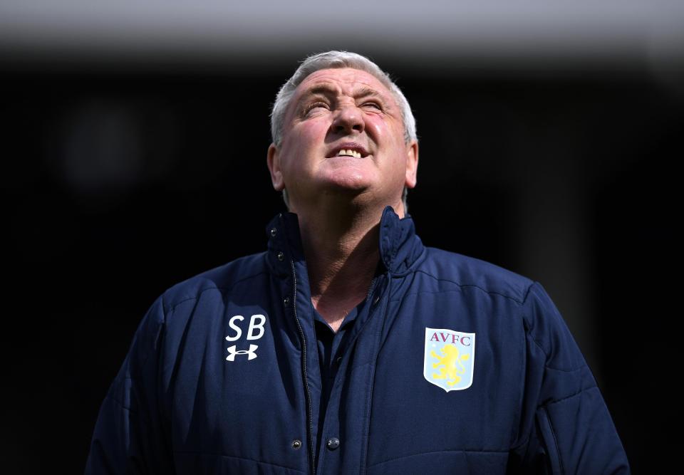  Villa boss Steve Bruce looks to the heavens as his side lose at Fulham