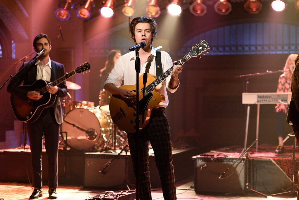  Harry Styles made his debut solo performance last weekend when he sang on US show Saturday Night Live