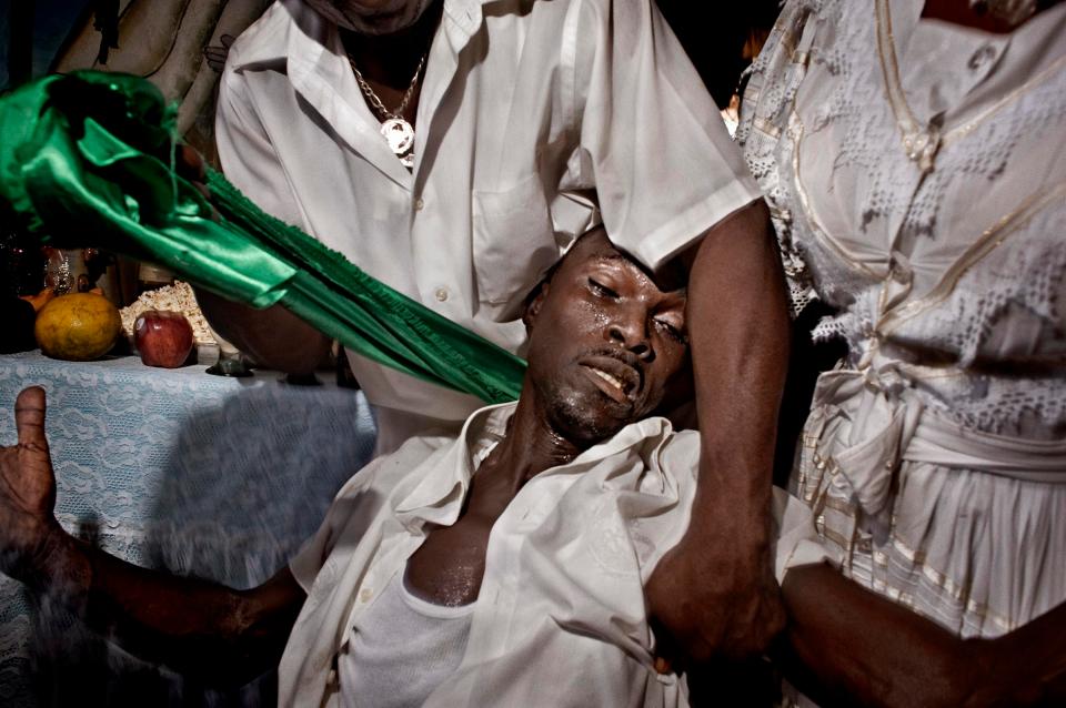  A voodoo priest possessed by an healer spirit during a collective ceremony