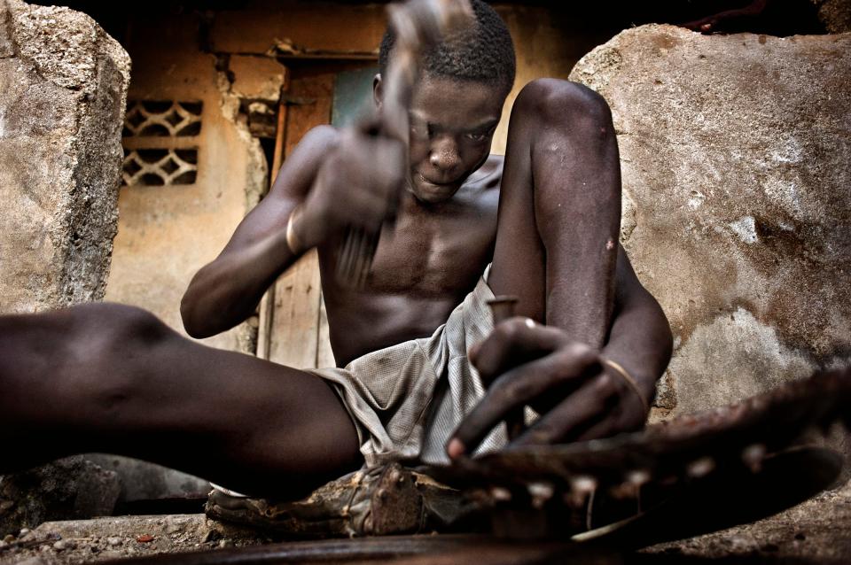  Aristide 16 years old is working in the smithy of his father. In Cite Soleil joining a gang is often the most likely choice.