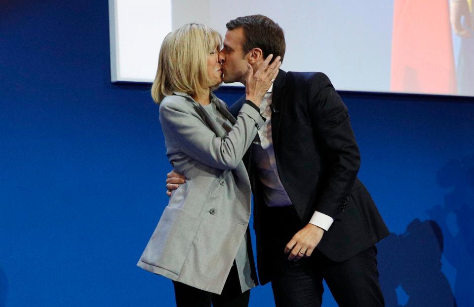 Macron and his wife kiss after the first round of the French presidential elections