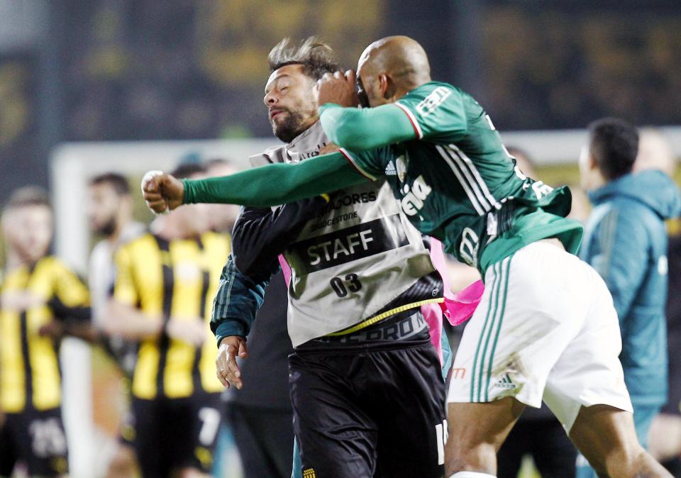  Palmeiras' Brazilian star Felipe Melo (R) lands a punch on Penarol's Matias Mier