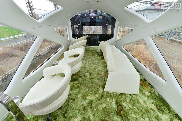  There's a futuristic observation car aboard the Shiki-shima, enabling passengers to relax while taking in views of the passing countryside