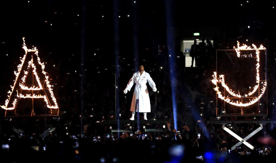  Anthony Joshua had his initials lit up