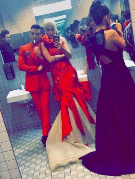  Rita Ora documented the bathroom festivities on her Snapchat