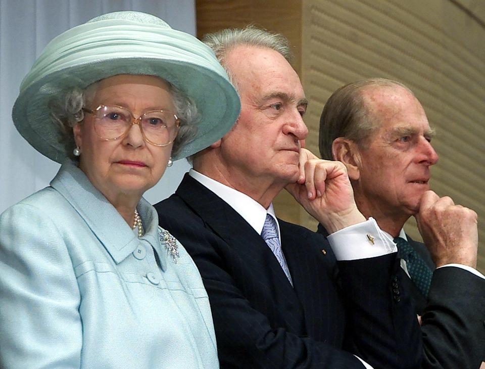  Queen Elizabeth with German President Johannes Rau and the Duke of Edinburgh