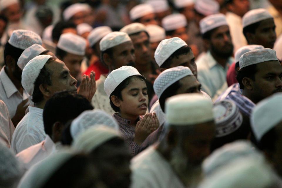  Worshippers ask Allah's mercy for any transgressions during Shab e-Barat