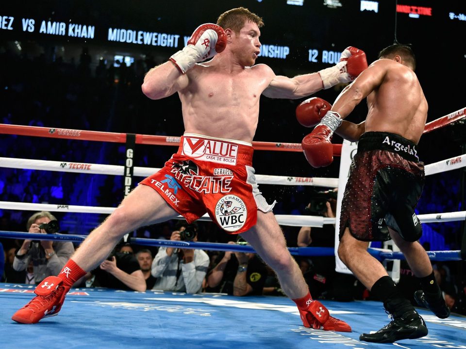  Canelo Alvarez beat Amir Khan in a WBC middleweight title fight in Las Vegas lin 2016