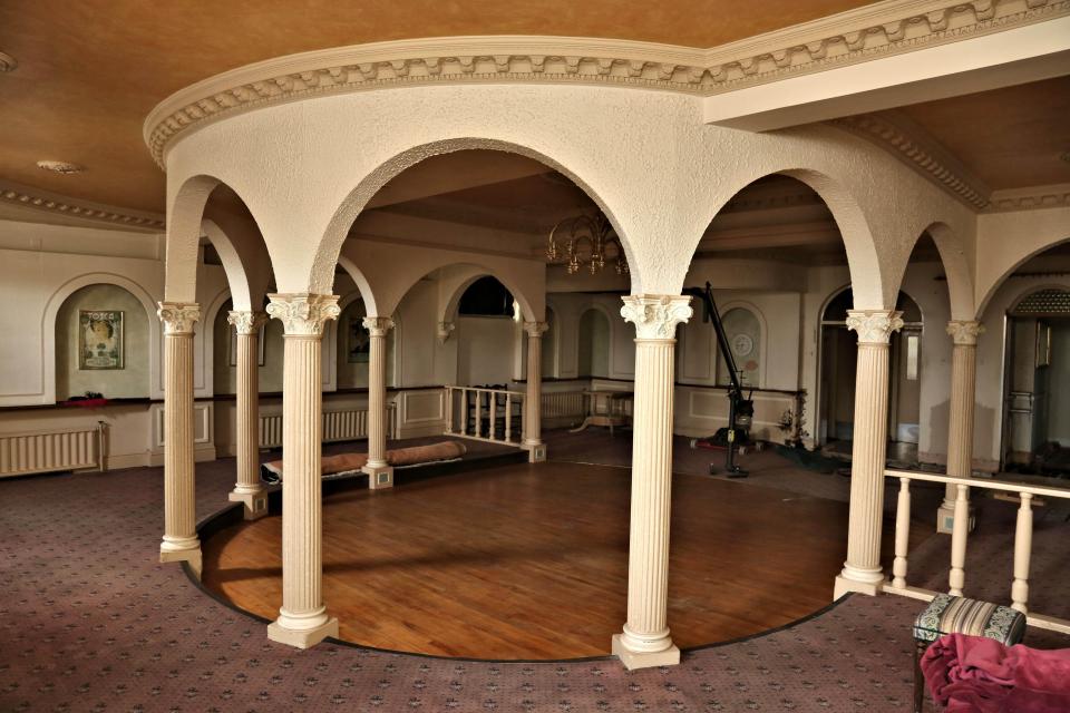  The dining room once teemed with happy customers but it now lies empty