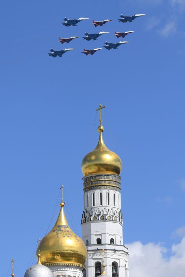  A mixed flight group of MIG-29 aircrafts andSu-30 aircrafts fly above the Ivan the Great Bell Tower