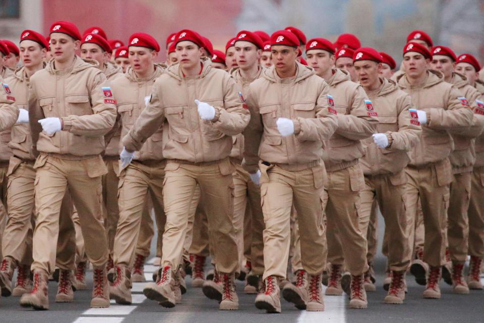  Servicemen in desert training gear march in formation in St Petersburg's Palace Square