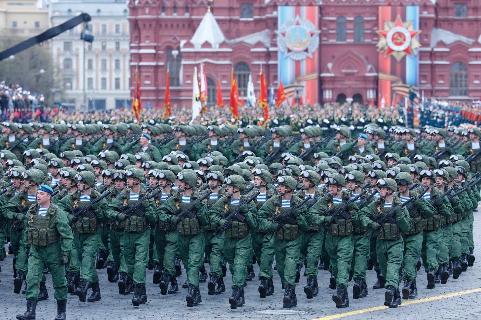  Hundreds of Russian soldiers march through Red Square during the Victory Day parade