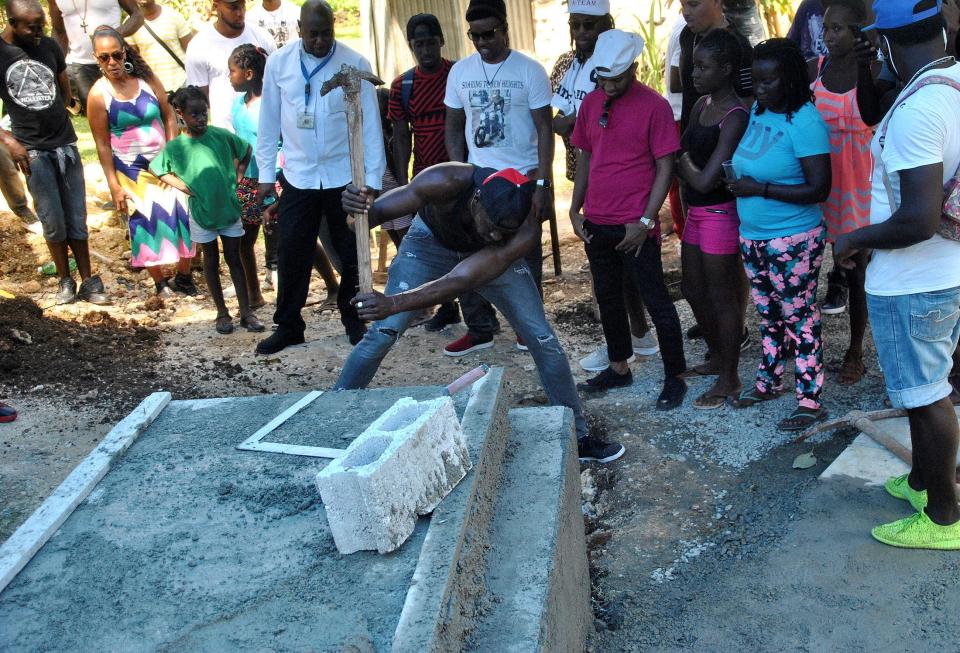  Usain Bolt helped to dig Germaine Mason's grave in Jamaica