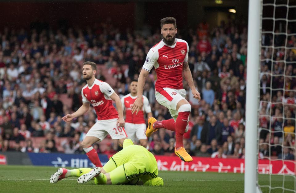  Olivier Giroud's hand cost Arsenal an early goal against Sunderland