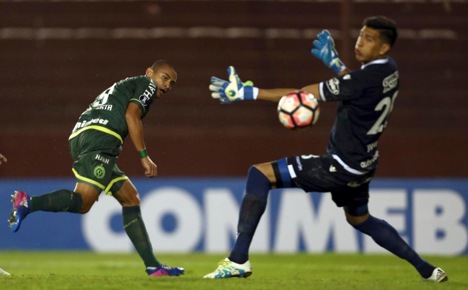  Wellington Paulista opens the scoring for Chapecoense against Lanus