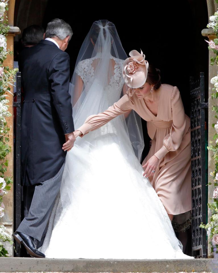  Kate Middleton helps fix her sister's wedding dress seconds before she walks down the aisle