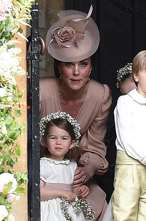  Princess Charlotte looked adorable wearing a crown made of white flowers and carrying matching heart-shaped flower arrangement