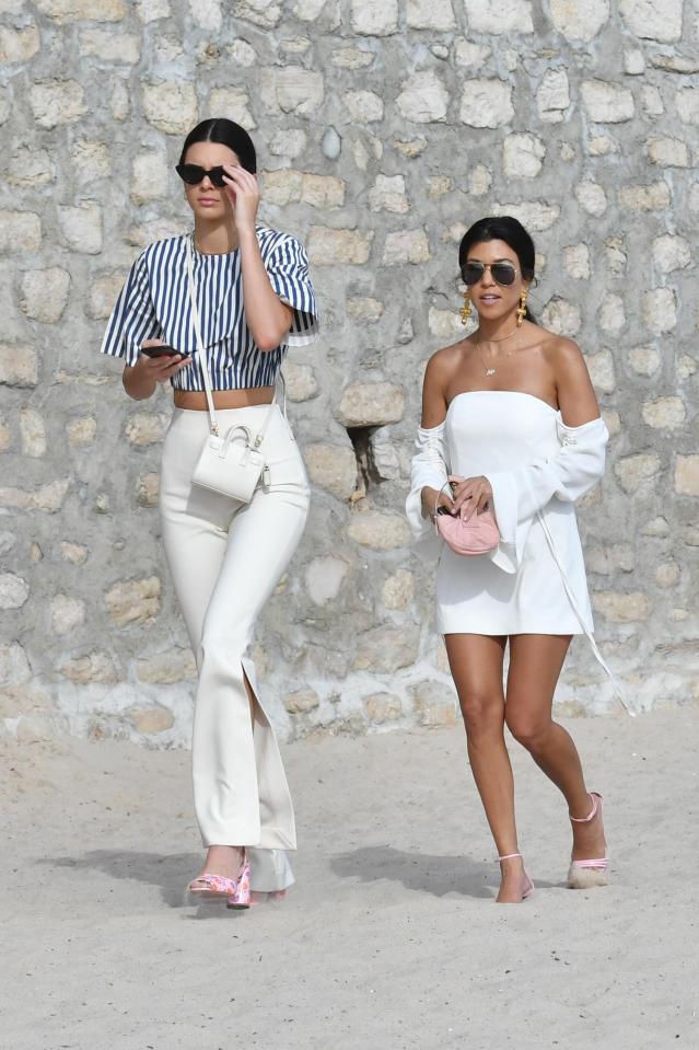  Kendall and holiday buddy Kourtney Kardashian