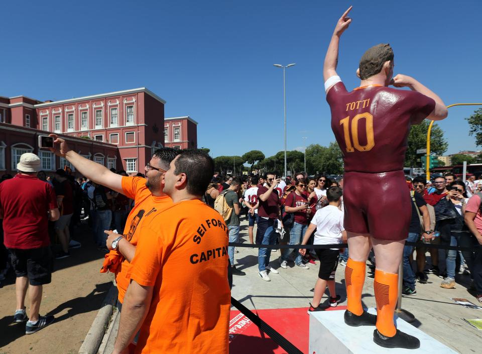 A Francesco Totti statue is hoisted in Roma in hommge of their idol