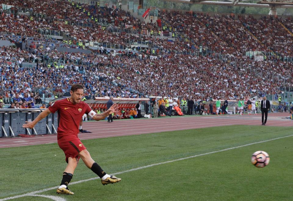 Francesco Totti whips in a corner during Roma's victory over Genoa