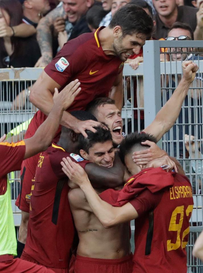 Roma players celebrate as Diego Perotti's last-gasp winner gives them victory