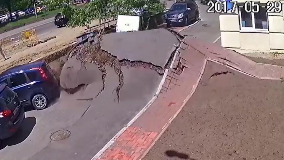  This is the moment an underground water pipe exploded in Kiev, Ukraine