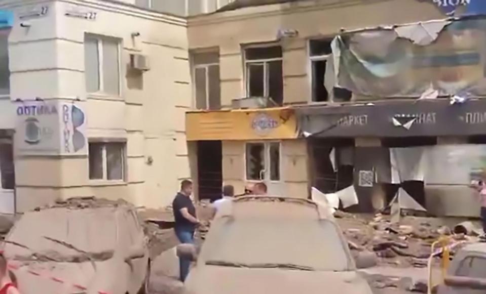  Cars and buildings were coated with dirt in the aftermath