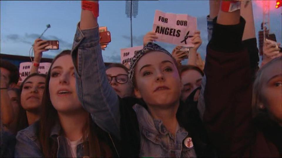  Thousands held up signs supporting her