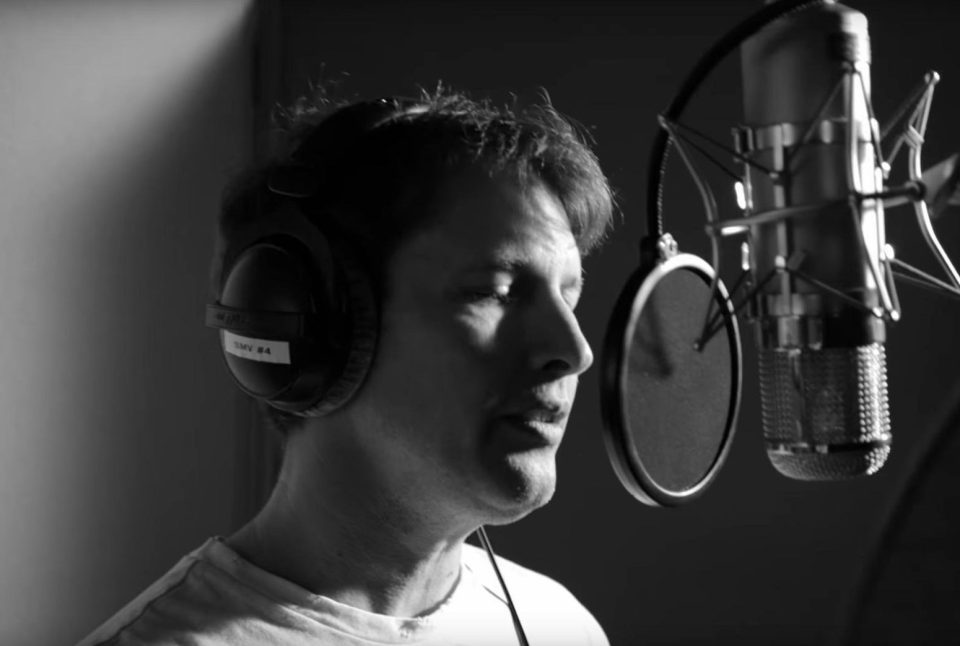  James Blunt: ‘Feeling small’