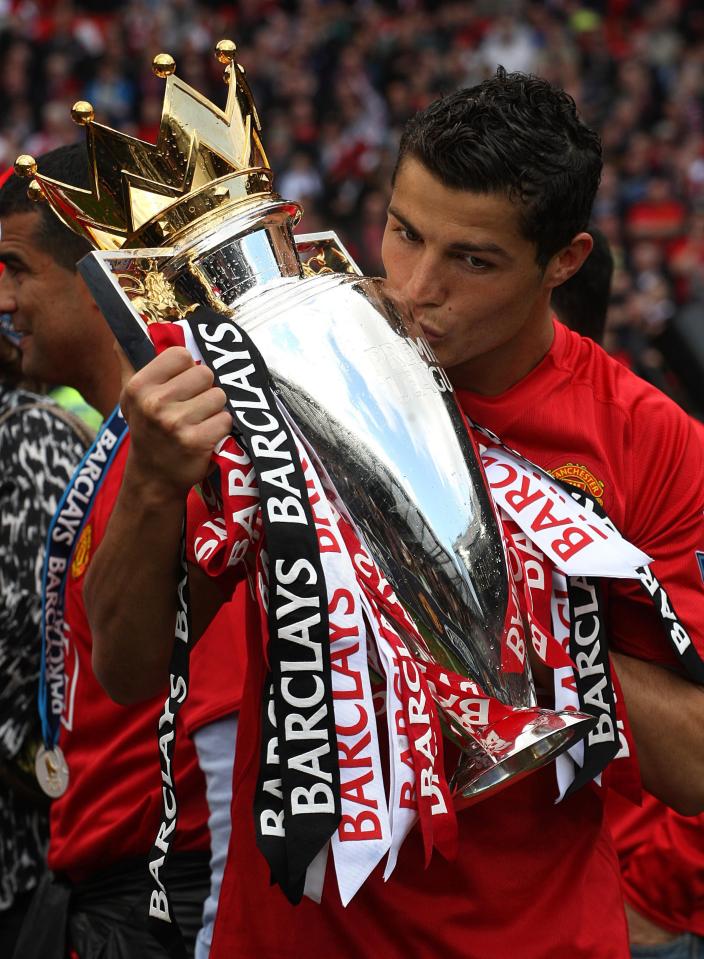  Cristiano Ronaldo kisses the Premier League trophy in final season in England