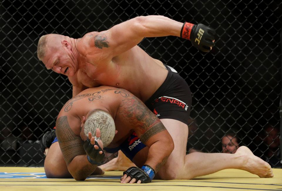  Brock Lesnar beats Mark Hunt by unanimous decision at UFC 200