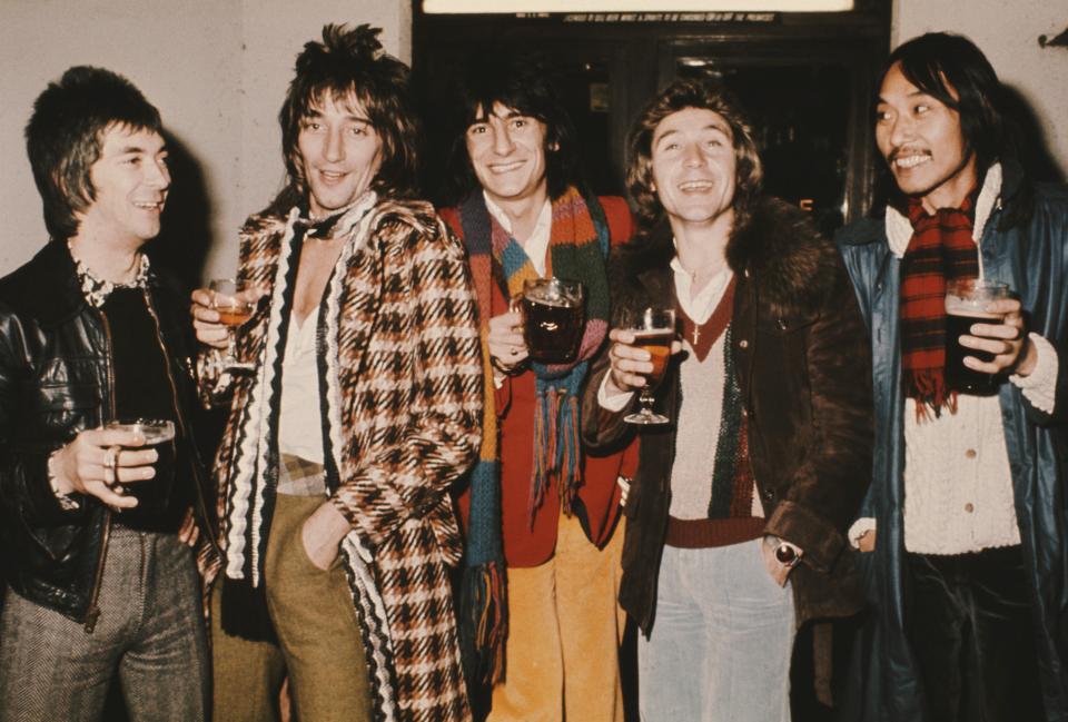  Rod with rock group Faces in London 1974, the band crumbled due to Rod's growing solo fame